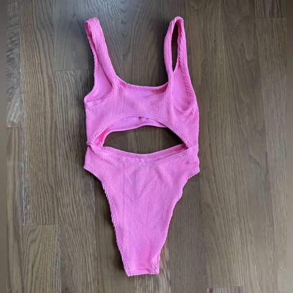 Bond-eye Cut Out One Piece - Picture 6 of 7